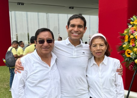 Don Pedro Espinoza, su esposa Julia Ardiles y su hijo Pedro David
